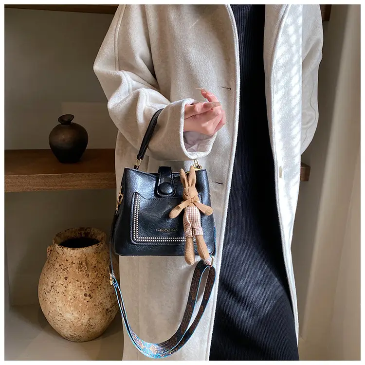 Women Retro Brown Shoulder Messenger Bag 2023 — feature 14
