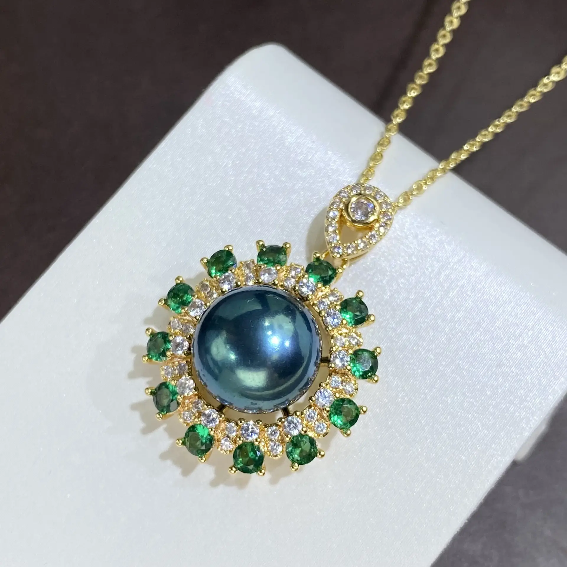 Natural Pearl Necklace Set for Women with Peacock Green Center - Image 2