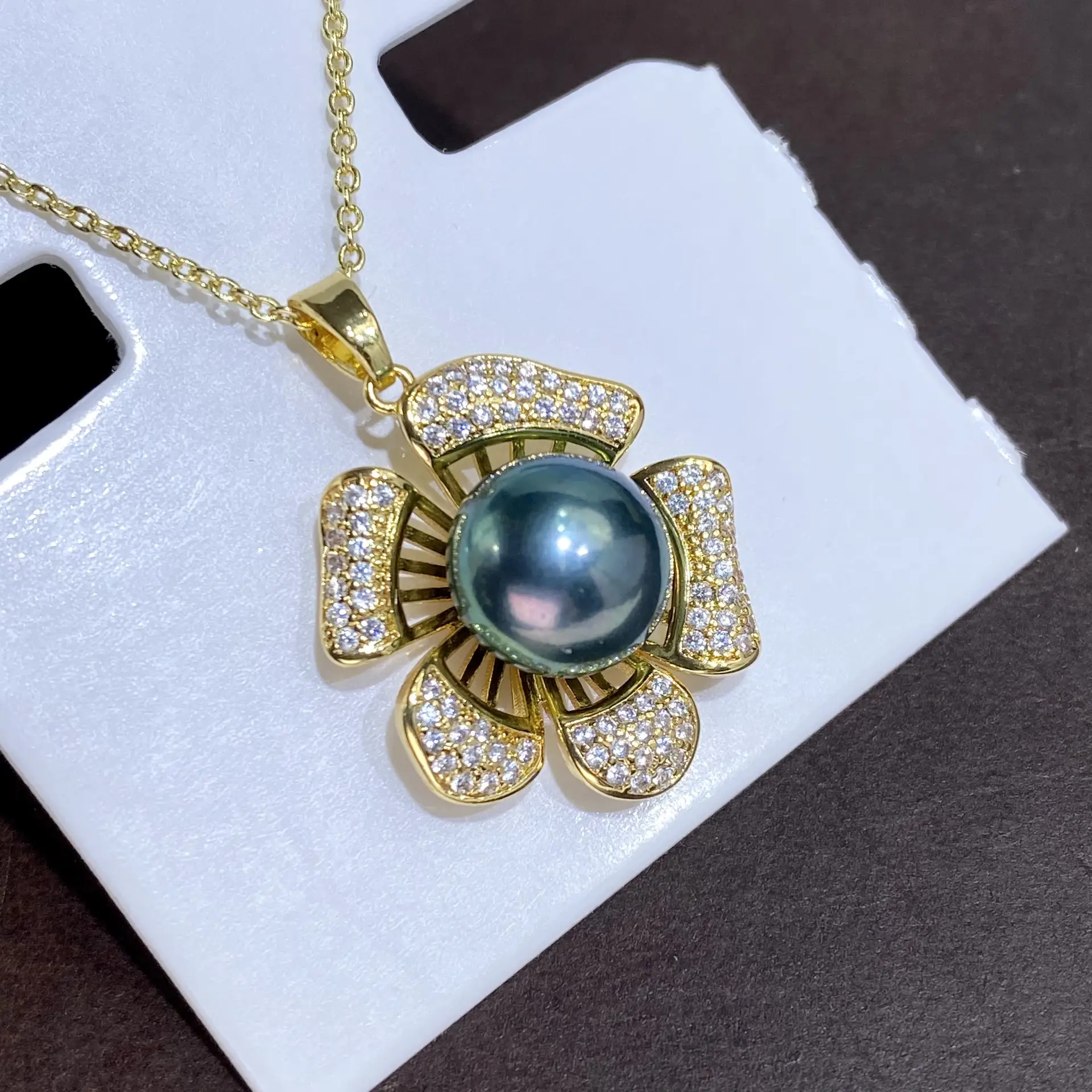 Natural Pearl Necklace Set for Women with Peacock Green Center - Image 6