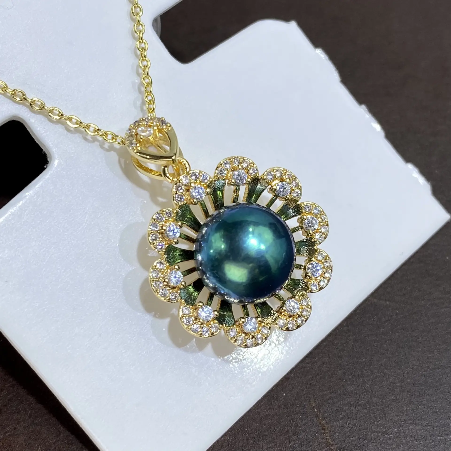 Natural Pearl Necklace Set for Women with Peacock Green Center - Image 4