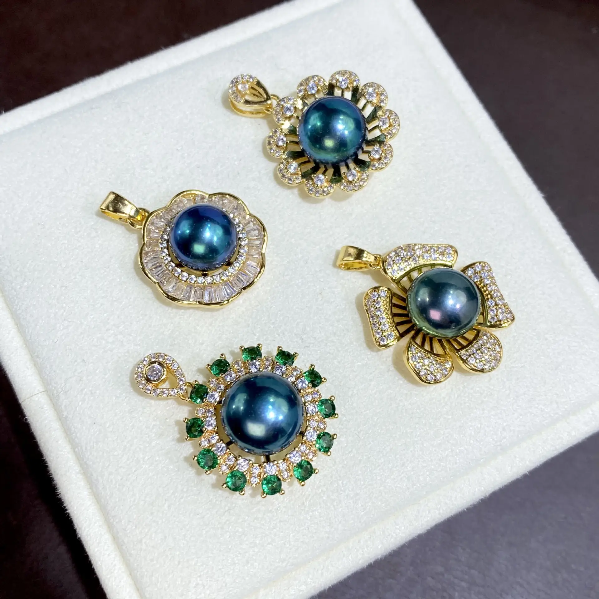Natural Pearl Necklace Set for Women with Peacock Green Center — feature 2
