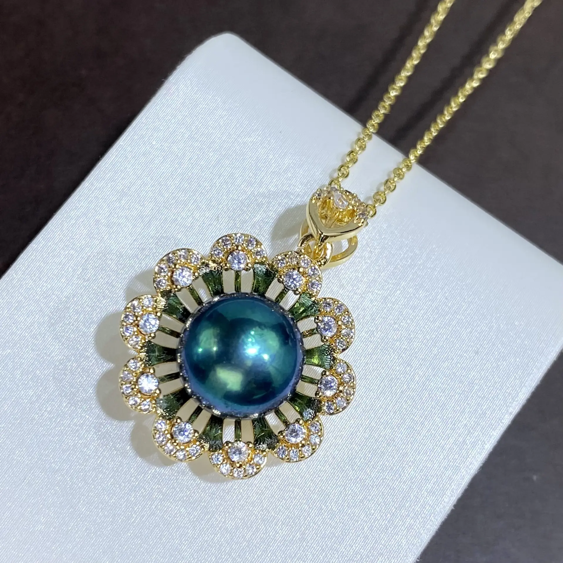 Natural Pearl Necklace Set for Women with Peacock Green Center — feature 3