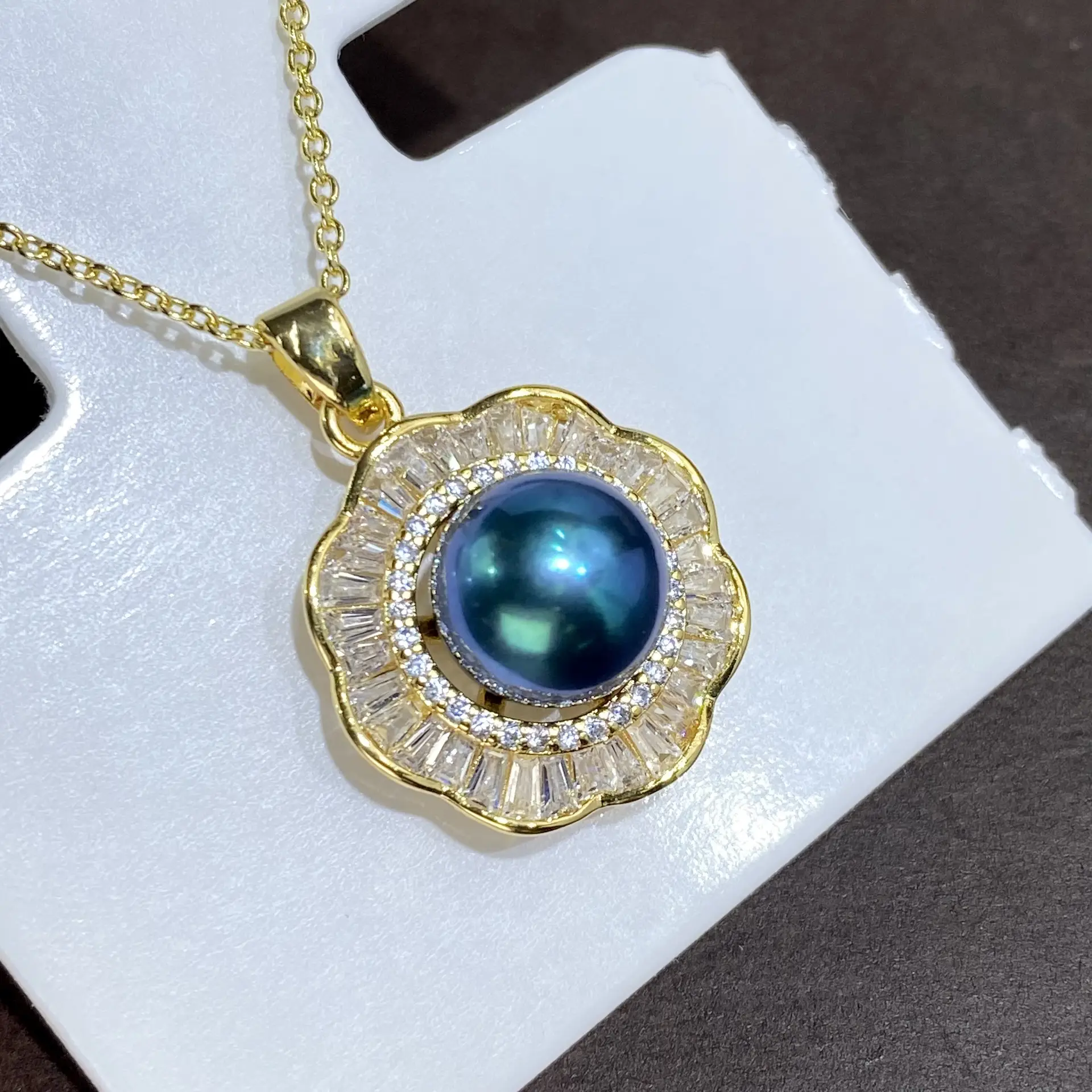 Natural Pearl Necklace Set for Women with Peacock Green Center — feature 5