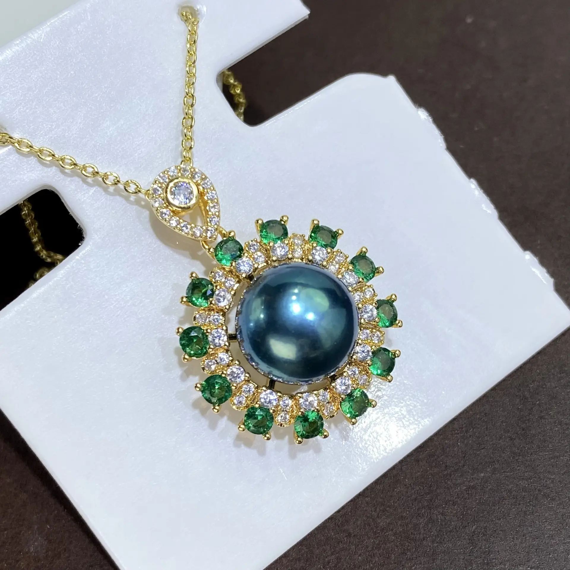 Natural Pearl Necklace Set for Women with Peacock Green Center — feature 8