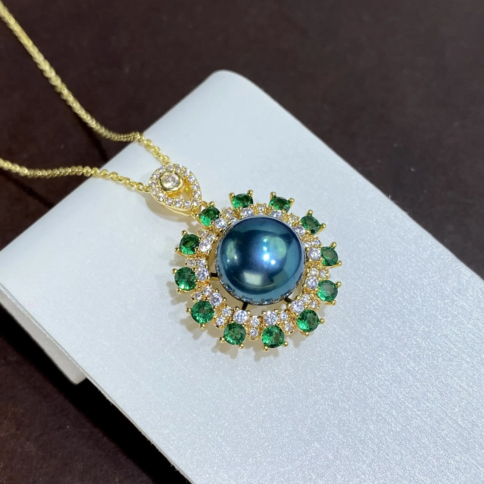 Natural Pearl Necklace Set for Women with Peacock Green Center — feature 9