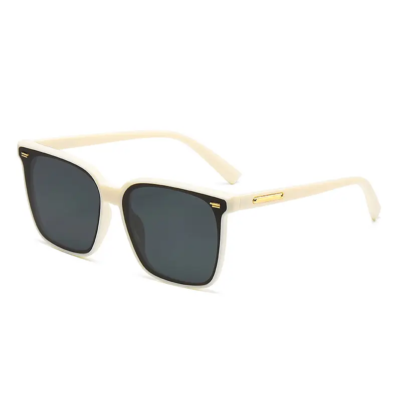 Trendy UV-Protecting Men's Sunglasses with Clear Frames - Image 9