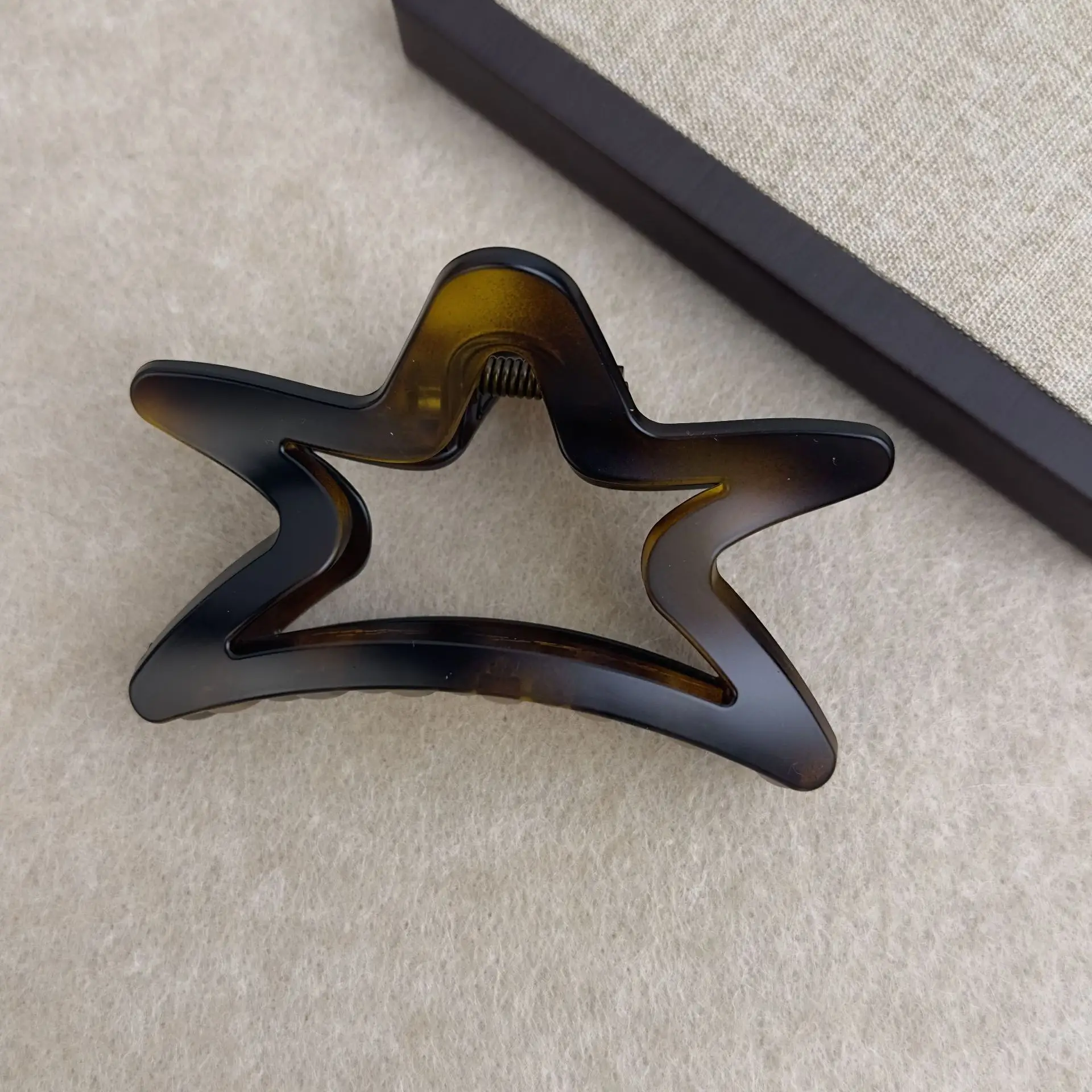 French Retro Star Clip 2023 Hair Accessory - Image 4