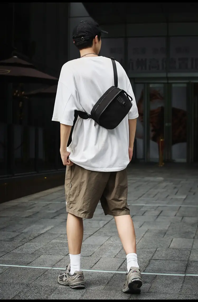 Men's Fashion Chest Bag Mobile Phone Commuter Bag — feature 18