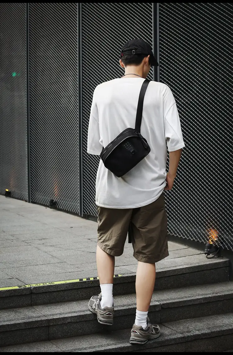 Men's Fashion Chest Bag Mobile Phone Commuter Bag — feature 19