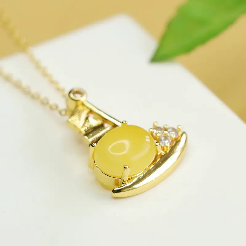Aiyu Natural Amber Pendant Necklace with Honey Wax Design — feature 9