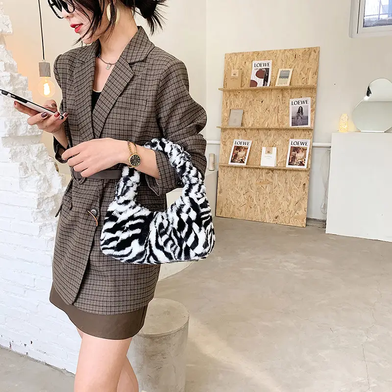 Women's Plush Heart Pattern Shoulder Bag 2025 - Image 5