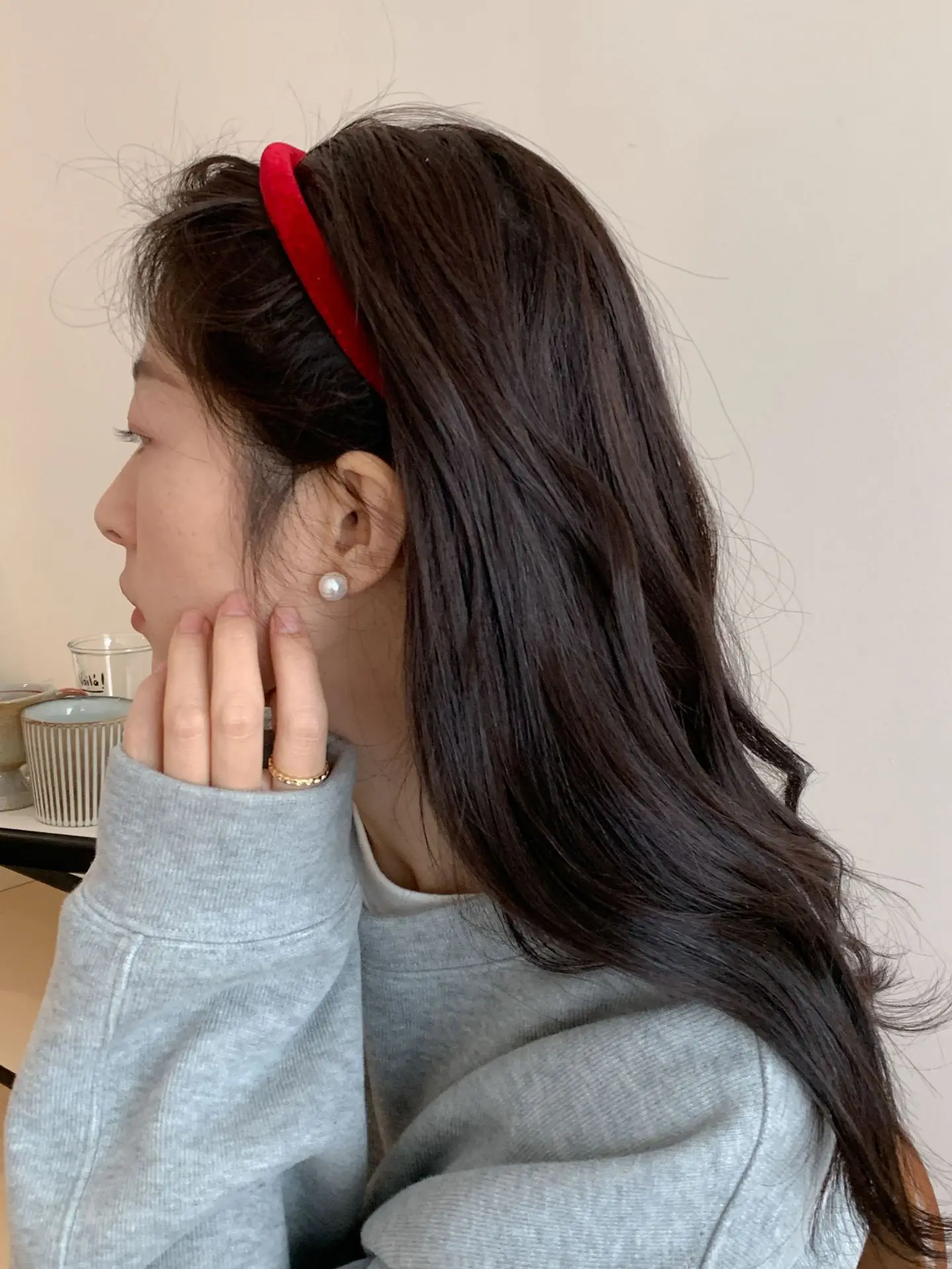 White Velvet Geometric Headband with Gold Ends — feature 10
