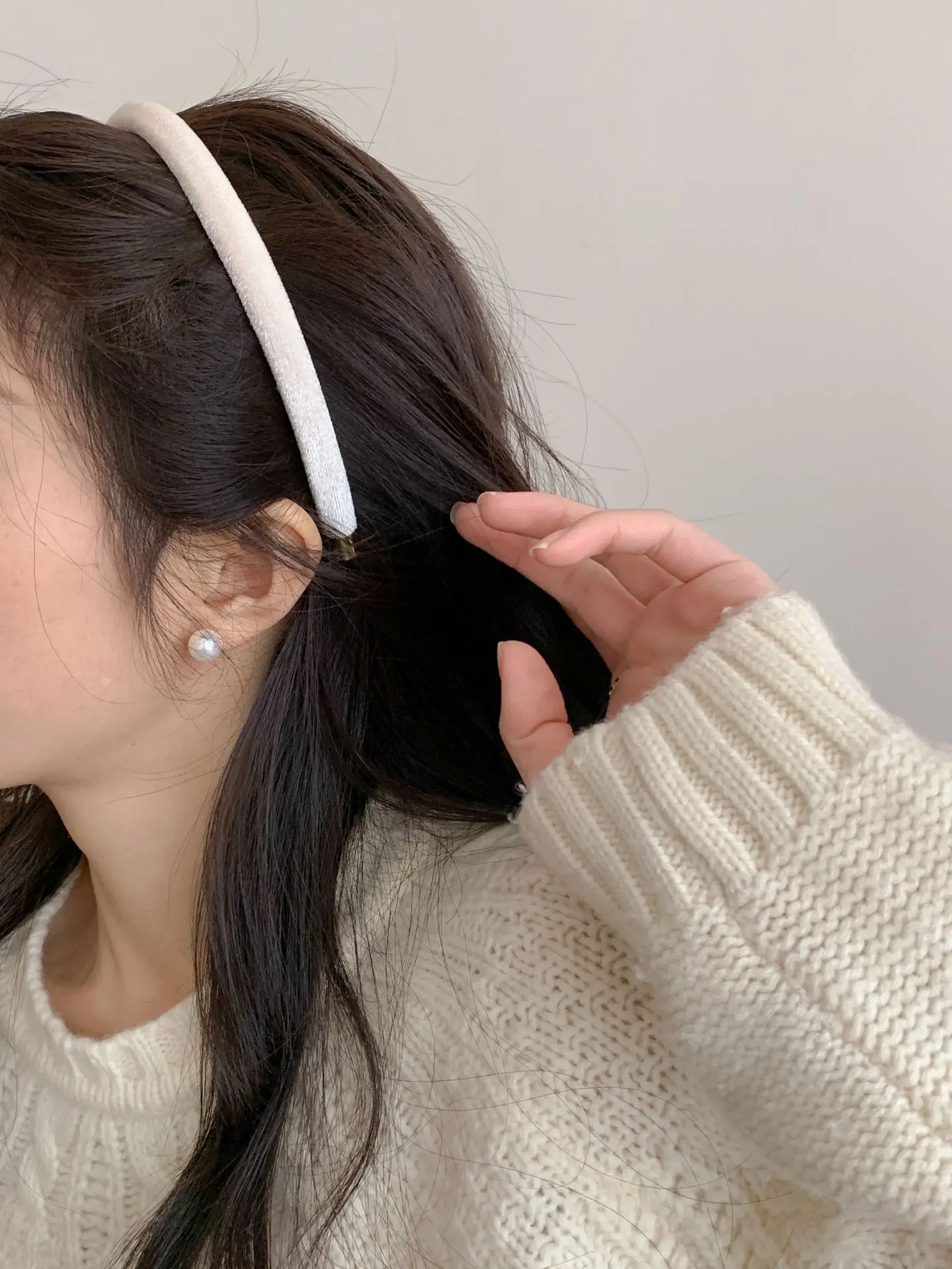 White Velvet Geometric Headband with Gold Ends — feature 13