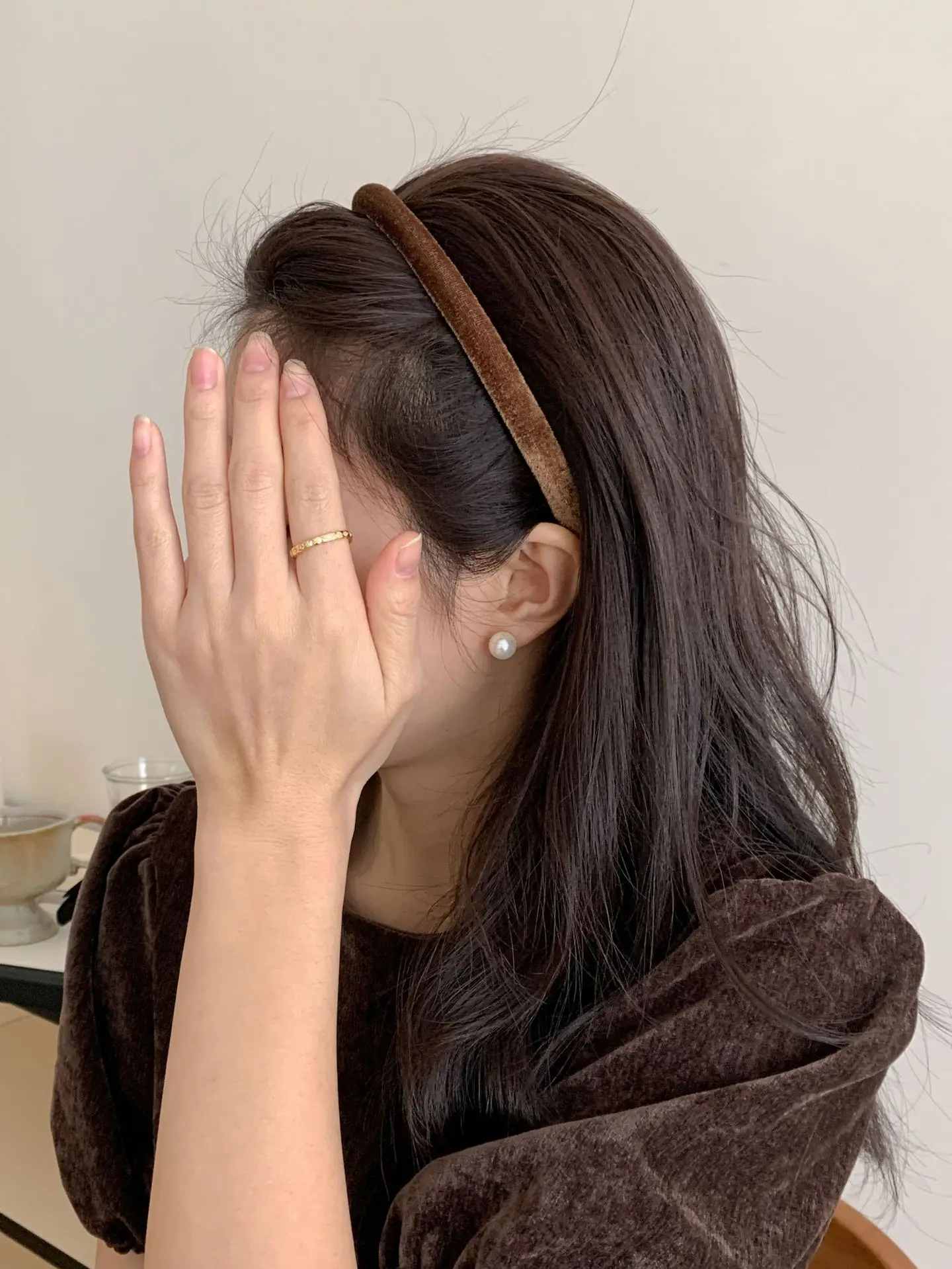 White Velvet Geometric Headband with Gold Ends — feature 4