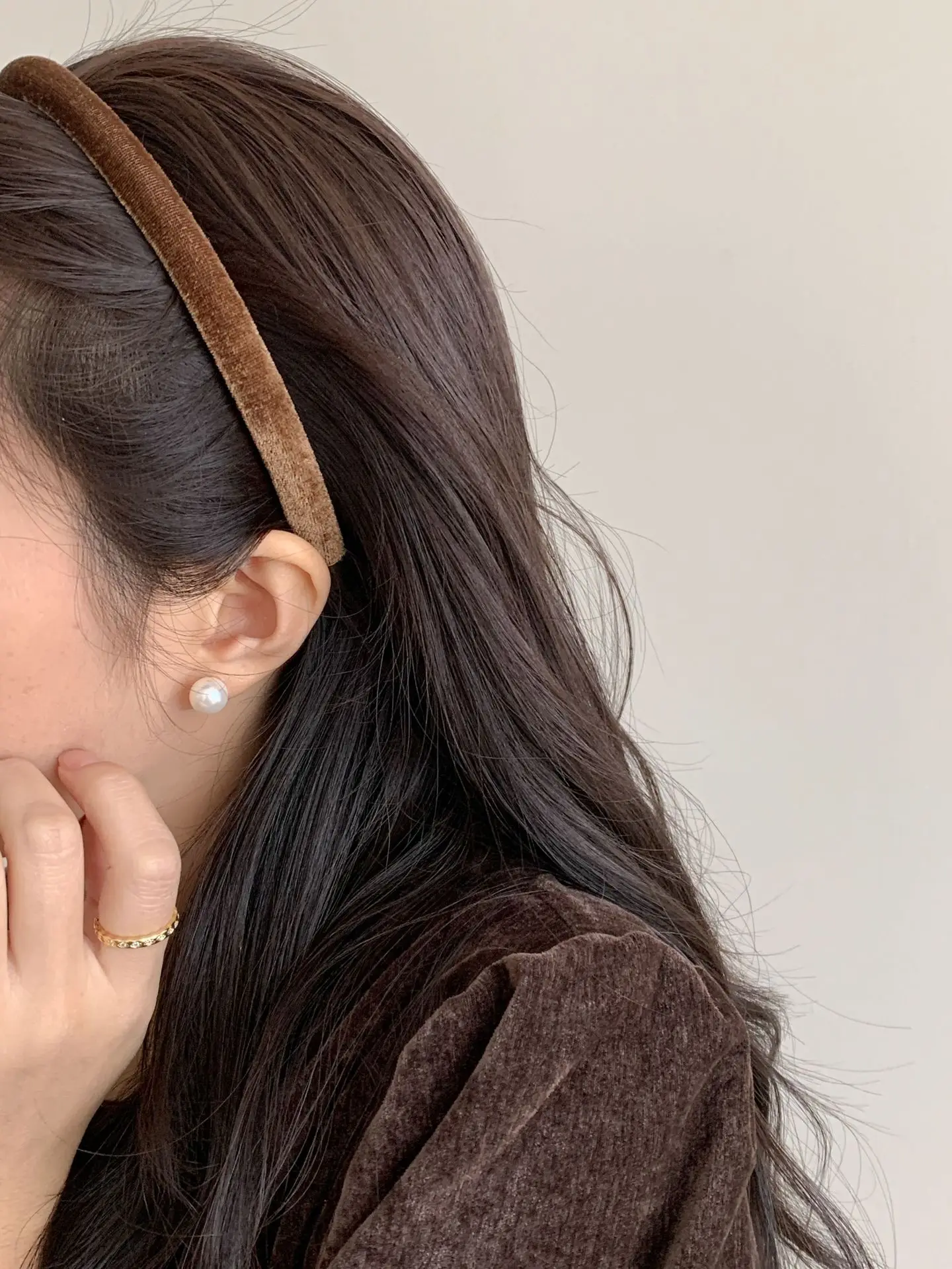 White Velvet Geometric Headband with Gold Ends — feature 7