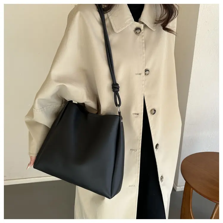 Black Retro Shoulder Bag with Knot Handle 2023 — feature 11