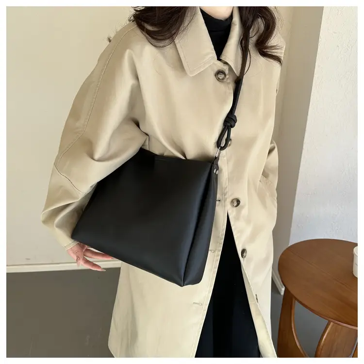Black Retro Shoulder Bag with Knot Handle 2023 — feature 12