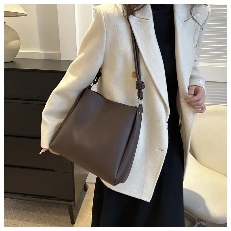 Black Retro Shoulder Bag with Knot Handle 2023 — feature 14