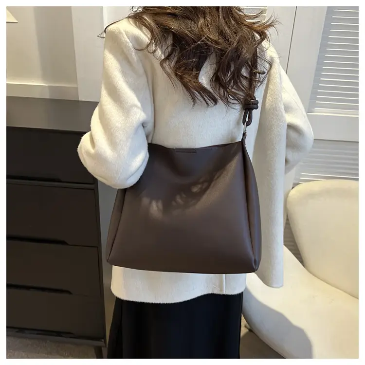 Black Retro Shoulder Bag with Knot Handle 2023 — feature 15