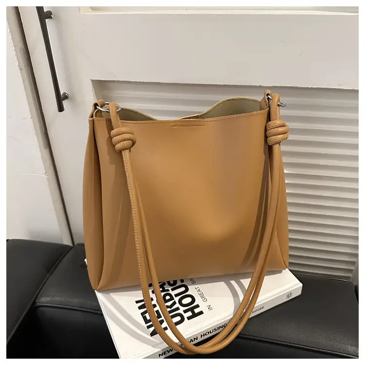 Black Retro Shoulder Bag with Knot Handle 2023 — feature 22