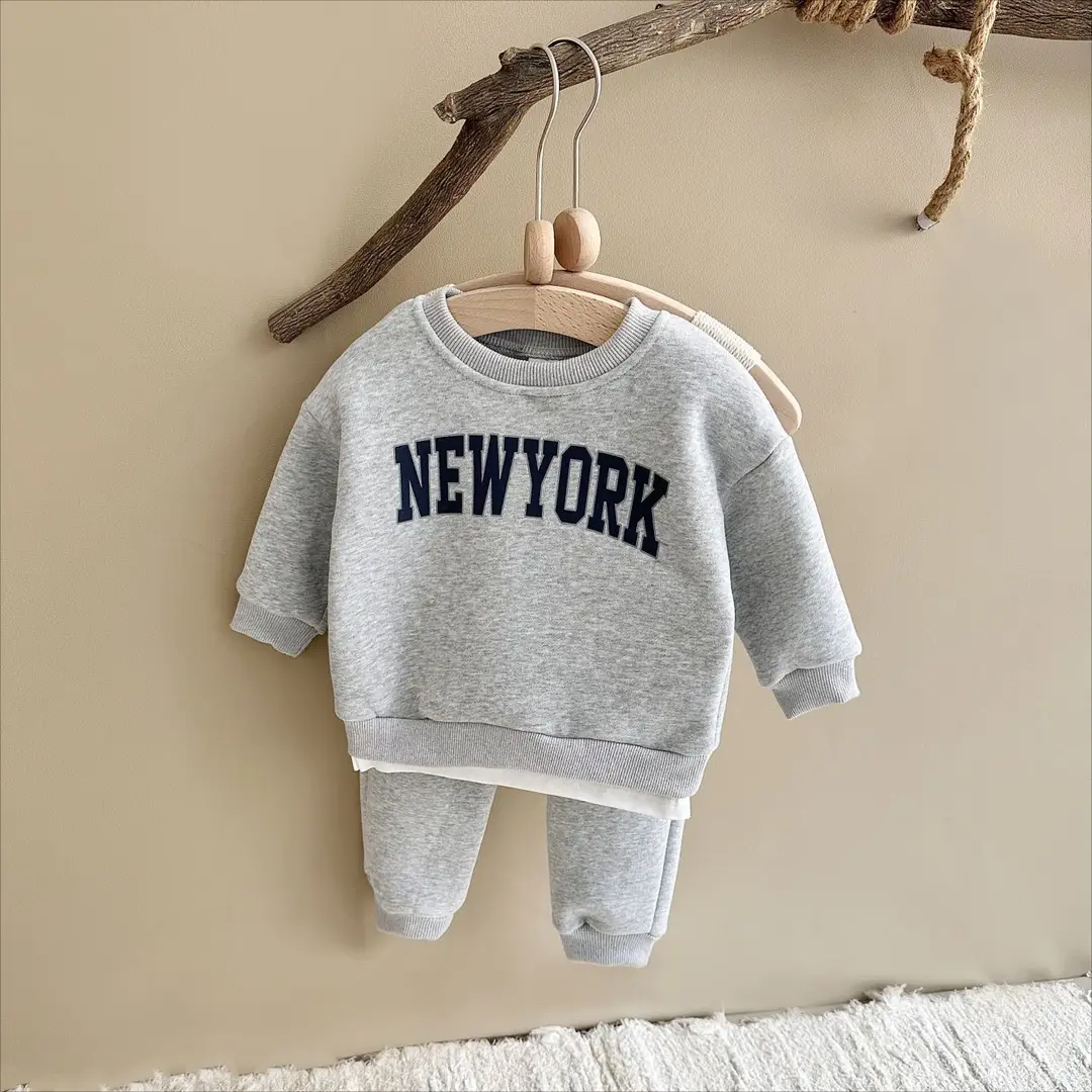 Two-Piece Set of Baby Boy Letter Printed Fake Two-Piece Long-Sleeved Sweatshirt Plus Sports Trousers Fleece Thick Autumn and Winter Suit — feature 10
