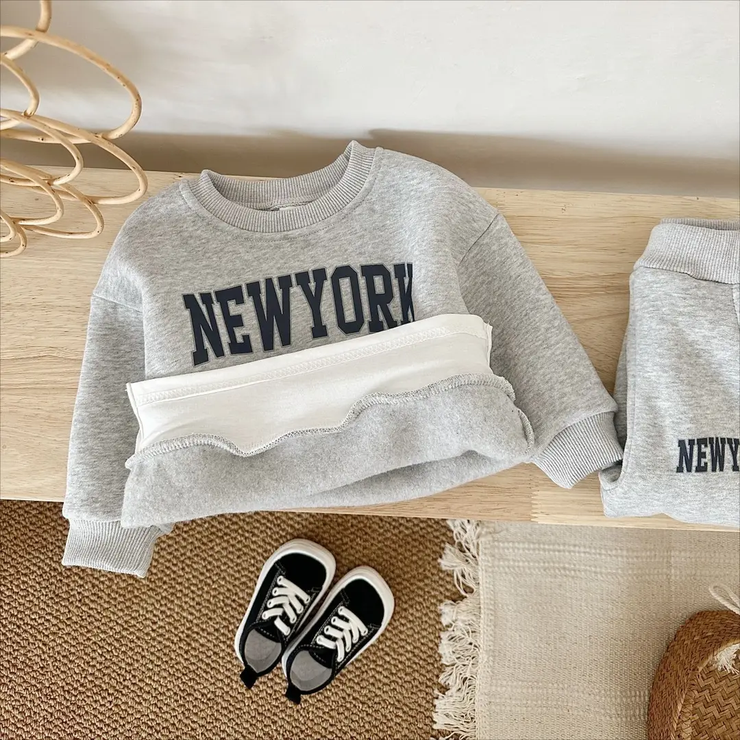 Two-Piece Set of Baby Boy Letter Printed Fake Two-Piece Long-Sleeved Sweatshirt Plus Sports Trousers Fleece Thick Autumn and Winter Suit — feature 11