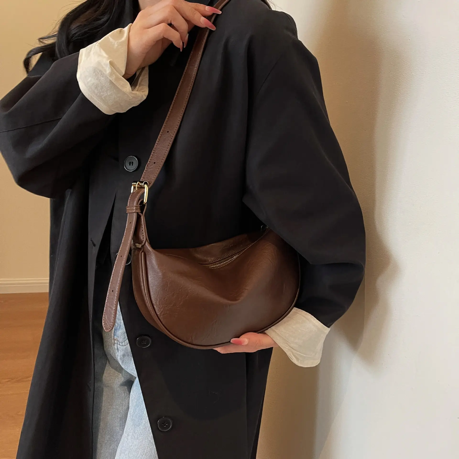 Women's Retro Shoulder Messenger Bag Brown Leather 2023 - Image 3