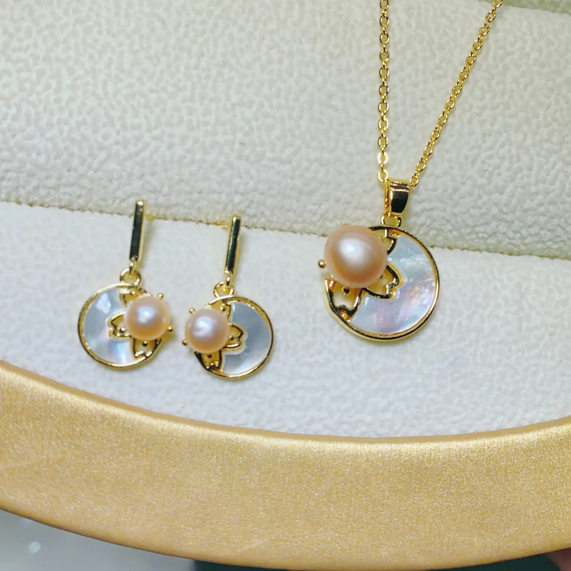Gold Plated Pearl & Crown Necklace with Chain — feature 2