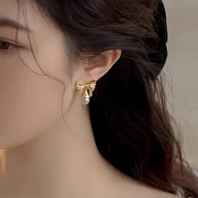 Golden Bow Pearl Earrings Vintage Elegant - Image 2
