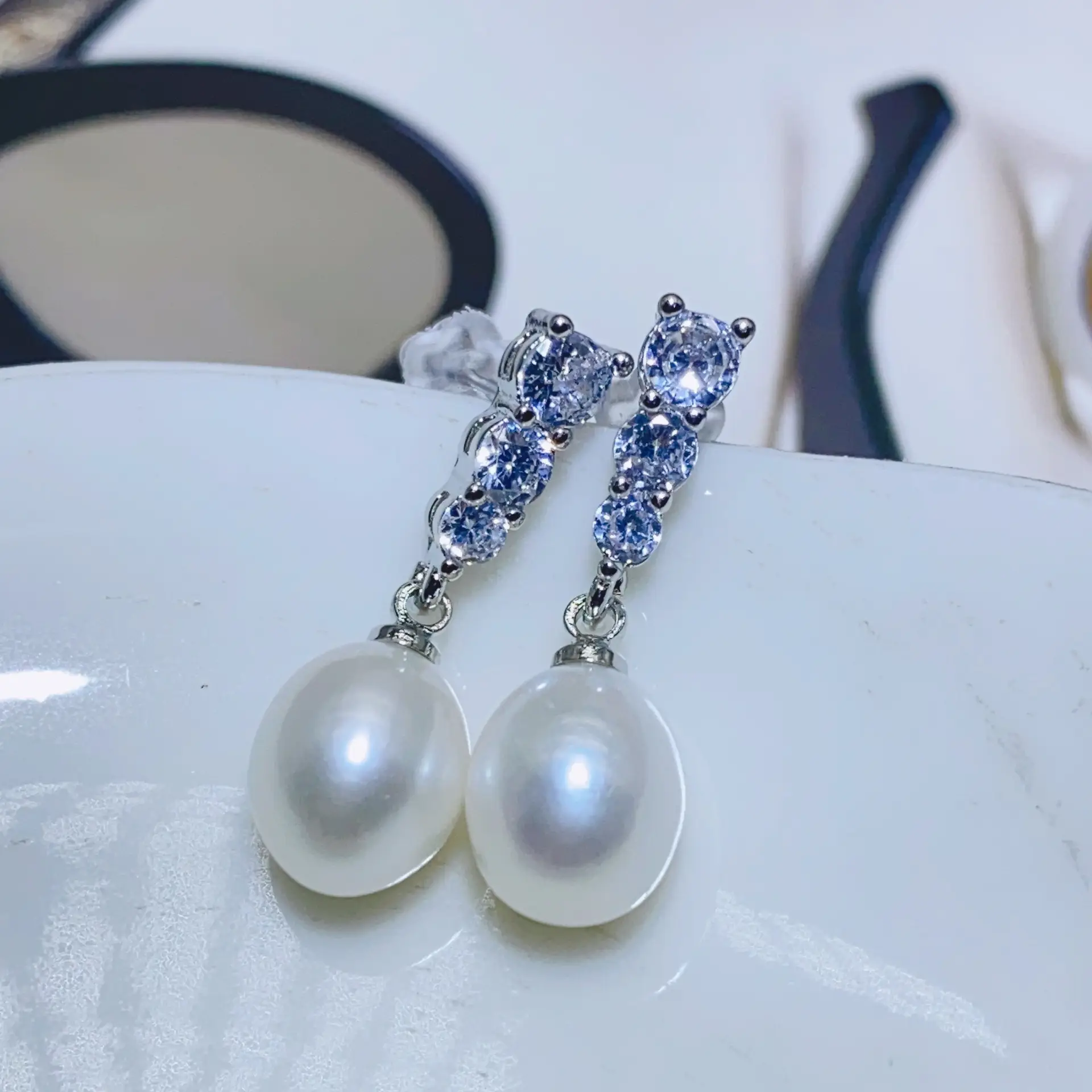 Natural Pearl Earrings Women's Retro Hepburn Style - Image 3