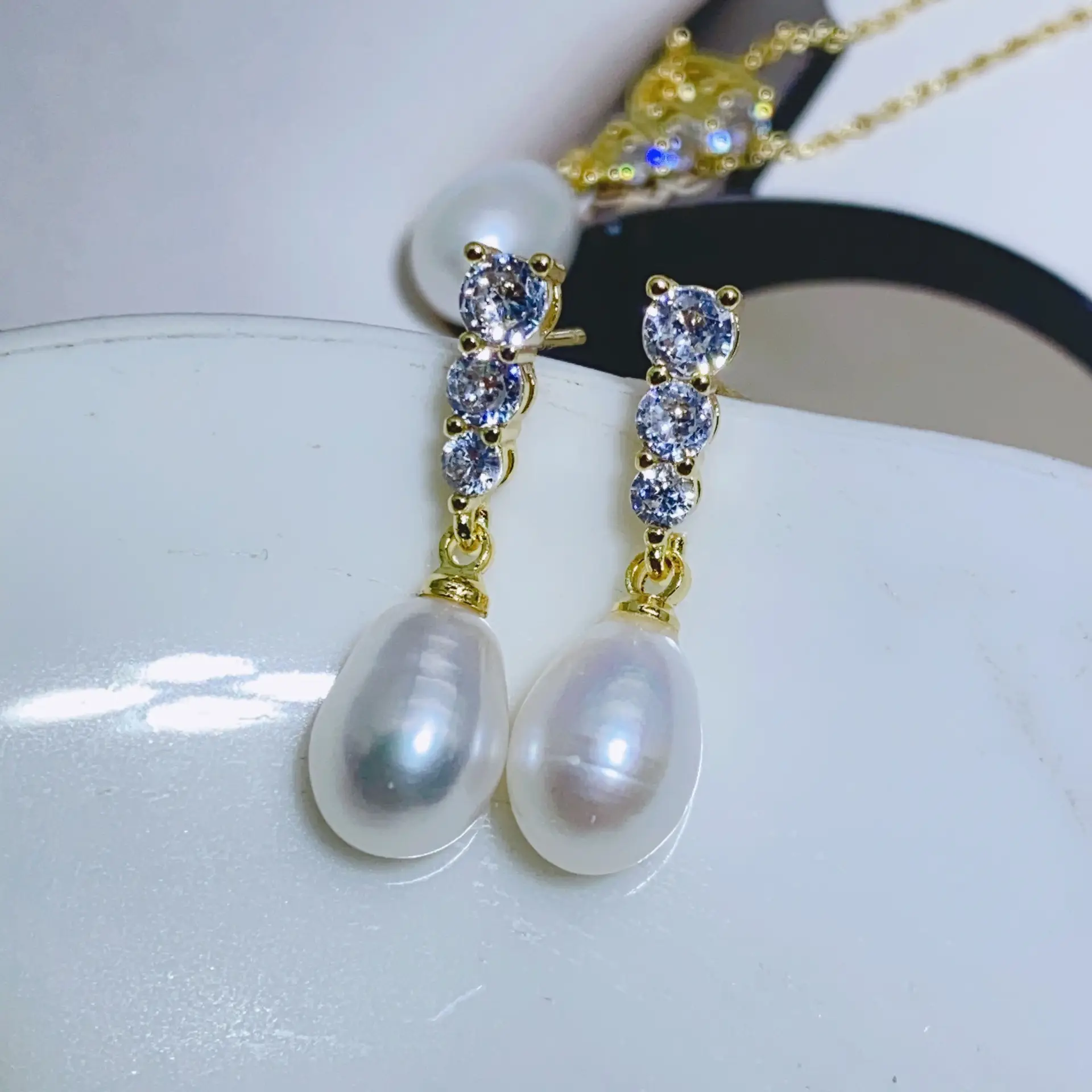 Natural Pearl Earrings Women's Retro Hepburn Style — feature 3