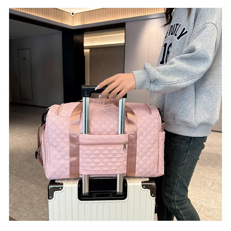 White Quilted Cross-Body Travel Bag Large Capacity — feature 27