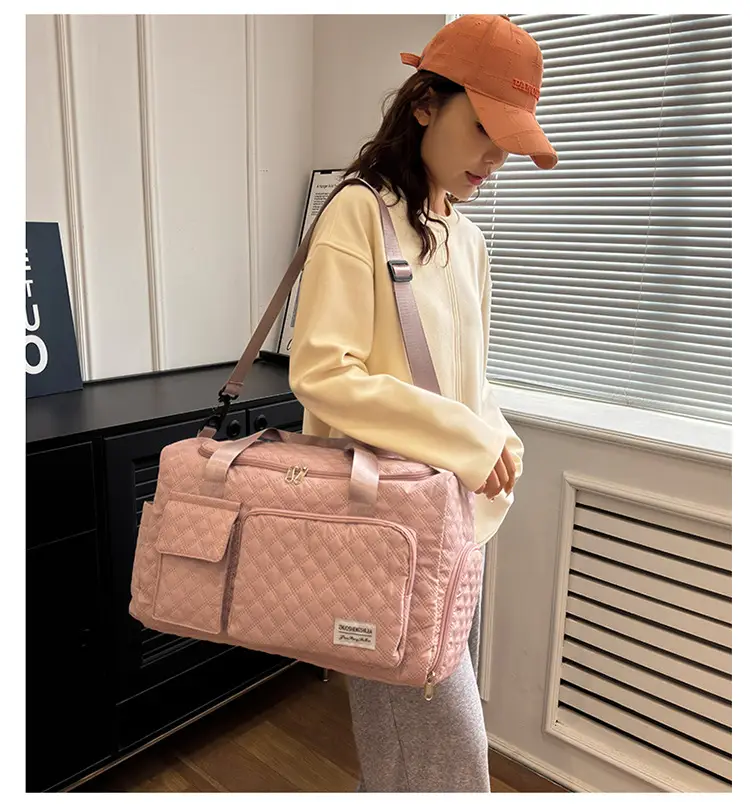 White Quilted Cross-Body Travel Bag Large Capacity — feature 29