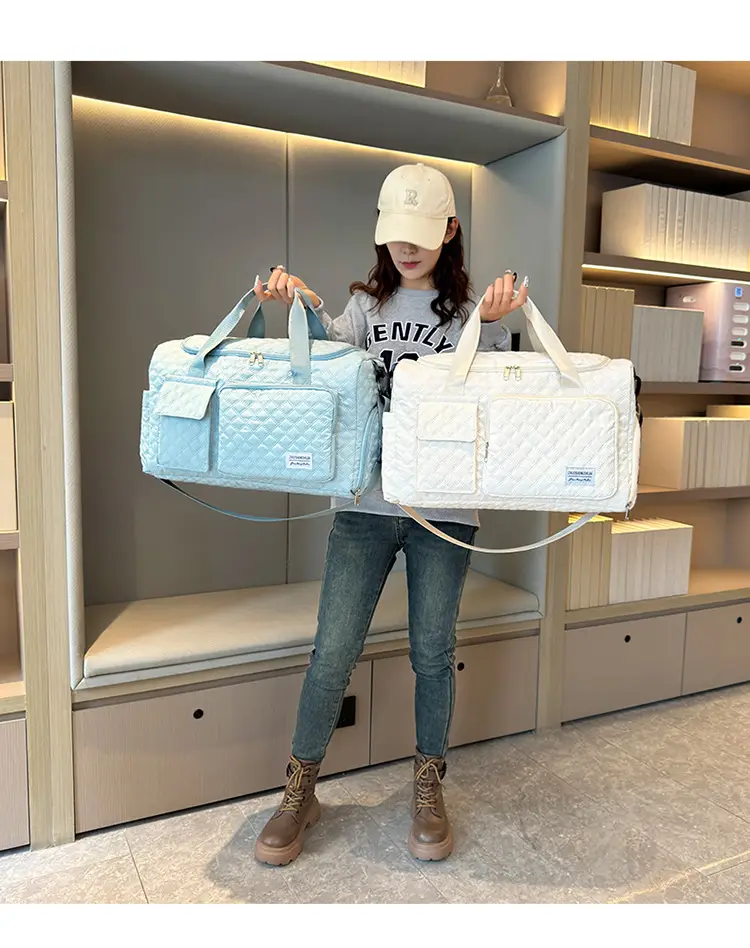White Quilted Cross-Body Travel Bag Large Capacity — feature 3
