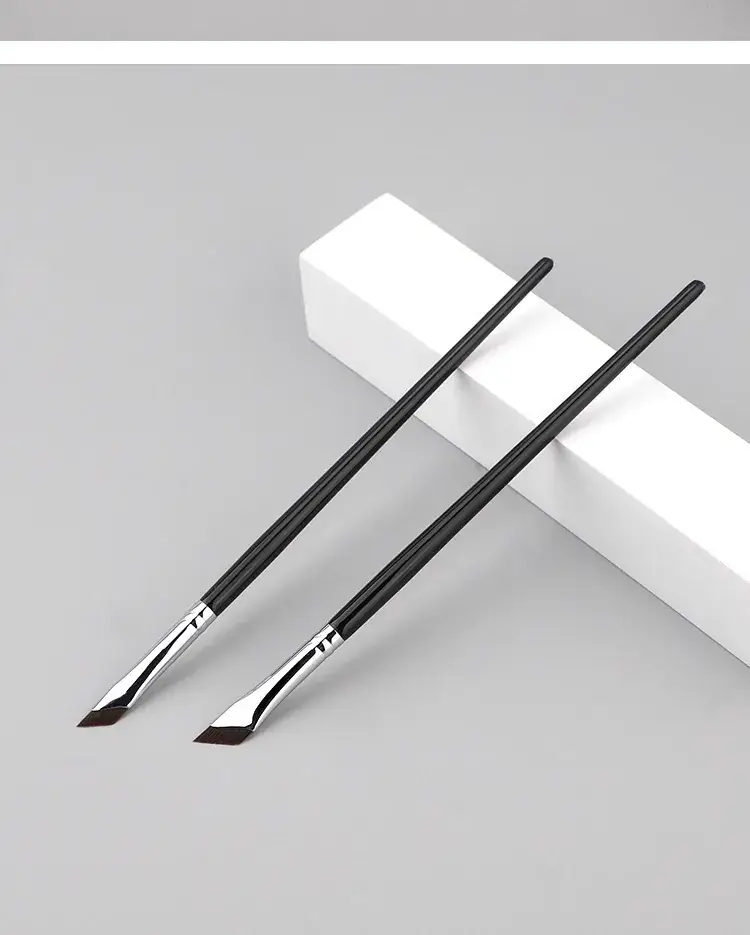 Oblique Eyeliner Brush Small Black Flat Sickle Blade — feature 9