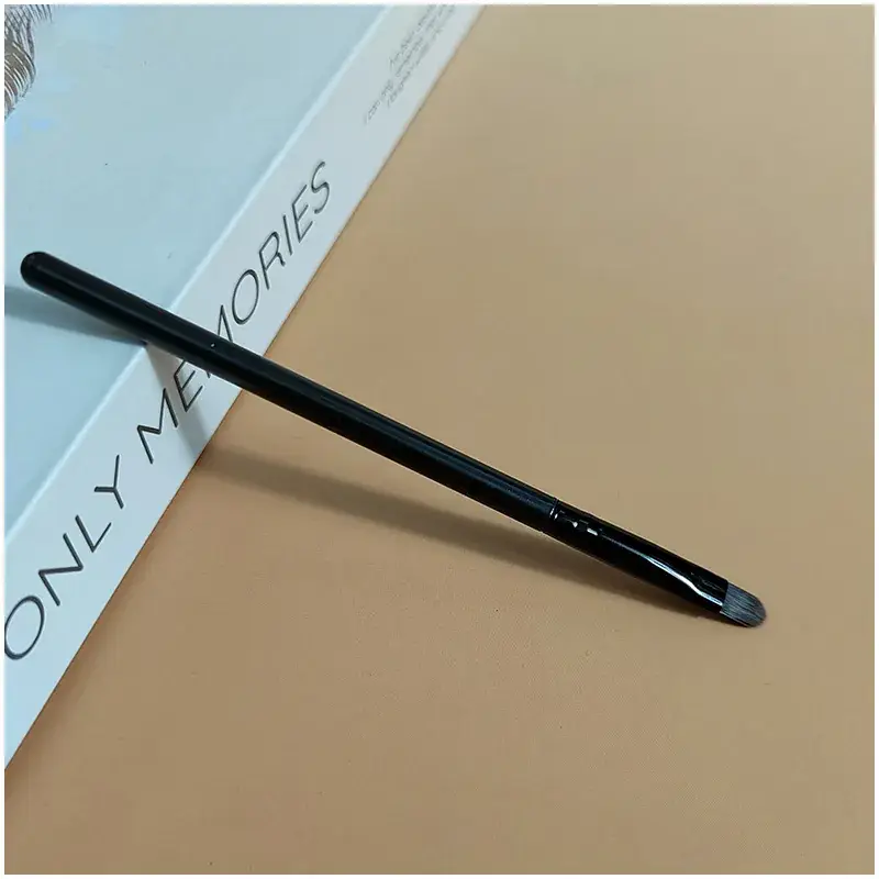 Wholesale Oblique Angle Eyeliner Brush Flat Sickle Blade - Image 4