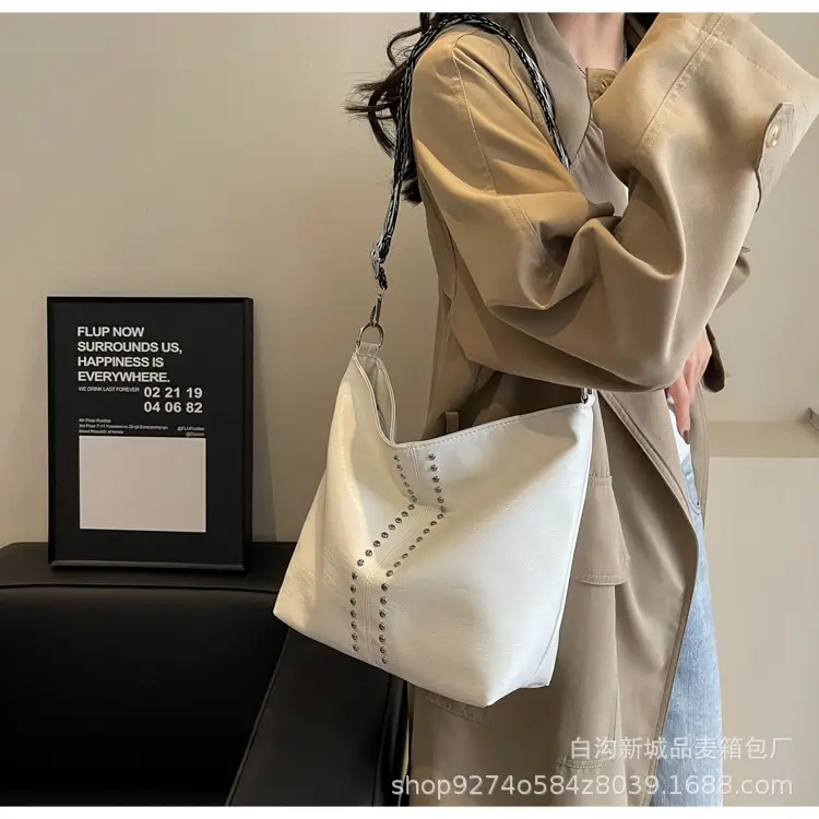 Black Leather Tote Bag with Chain Strap for Women — feature 15