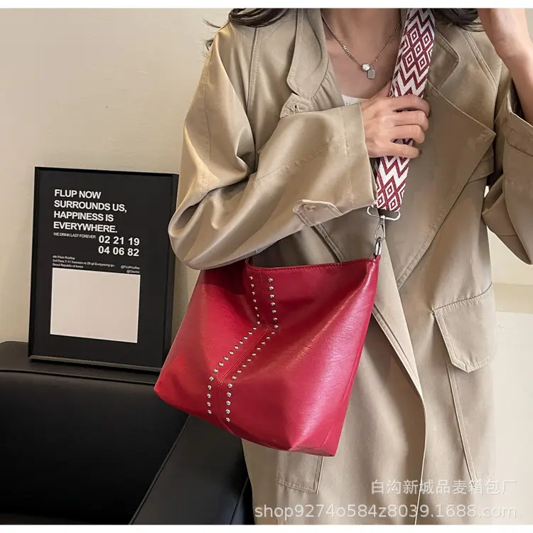 Black Leather Tote Bag with Chain Strap for Women — feature 17