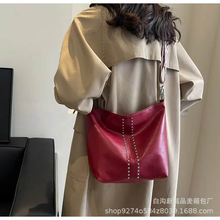 Black Leather Tote Bag with Chain Strap for Women — feature 18