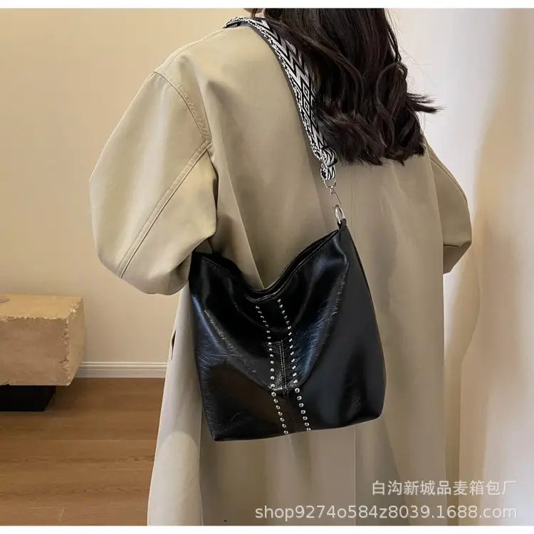 Black Leather Tote Bag with Chain Strap for Women — feature 19