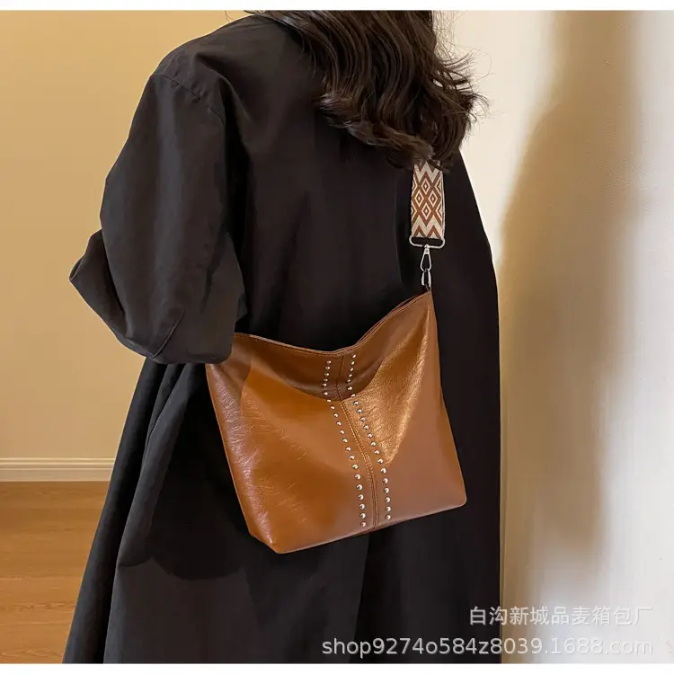 Black Leather Tote Bag with Chain Strap for Women — feature 24