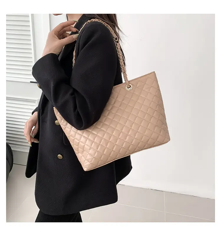 Black Rhombic Chain Shoulder Bag for Women — feature 13