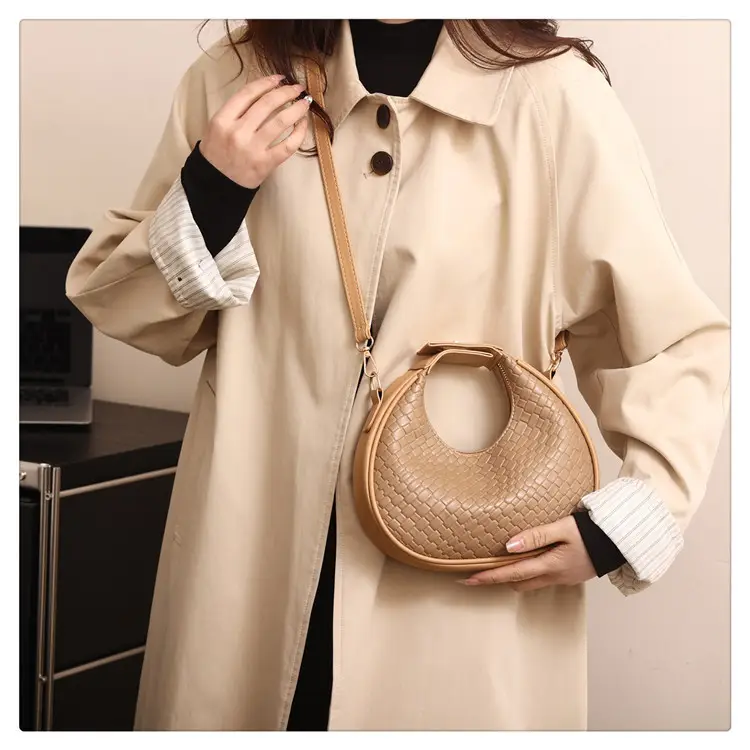 2023 Winter Women's Retro Shoulder Messenger Bag — feature 24