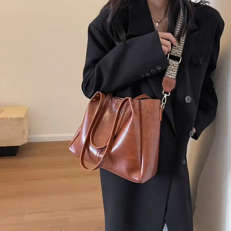 Black Leather Shoulder Bag for Women Winter 2026 - Image 8