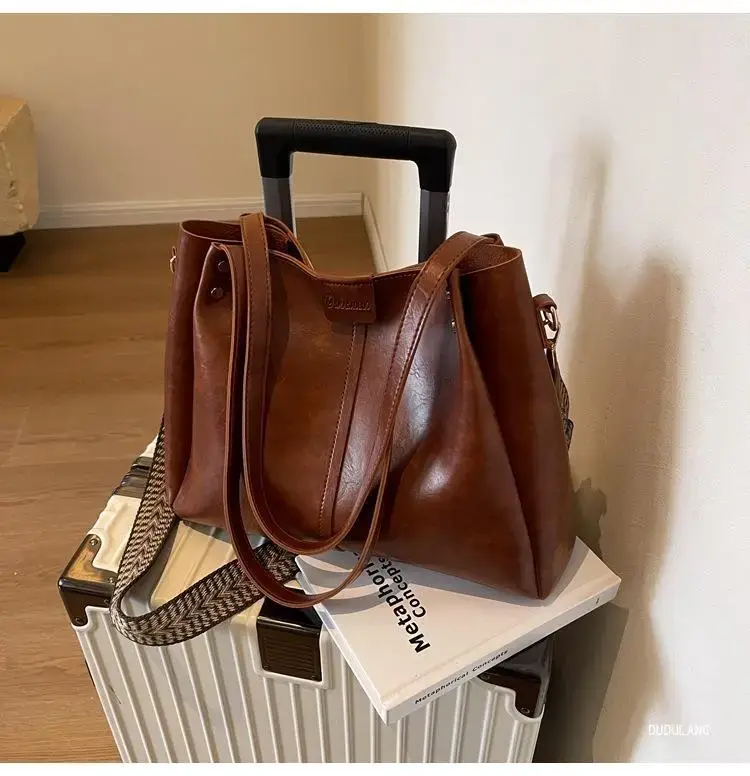Black Leather Shoulder Bag for Women Winter 2026 — feature 10