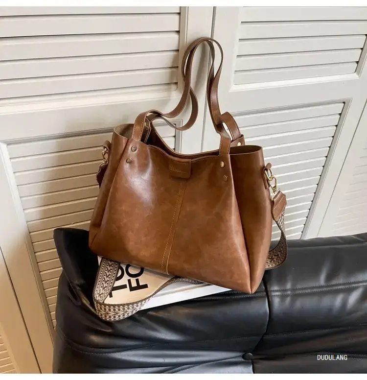 Black Leather Shoulder Bag for Women Winter 2026 — feature 11