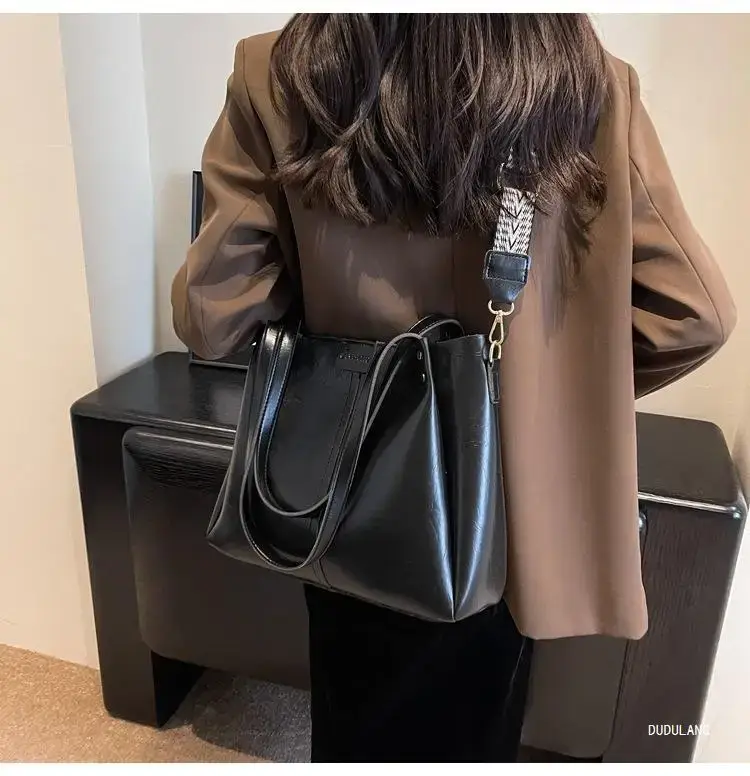 Black Leather Shoulder Bag for Women Winter 2026 — feature 12