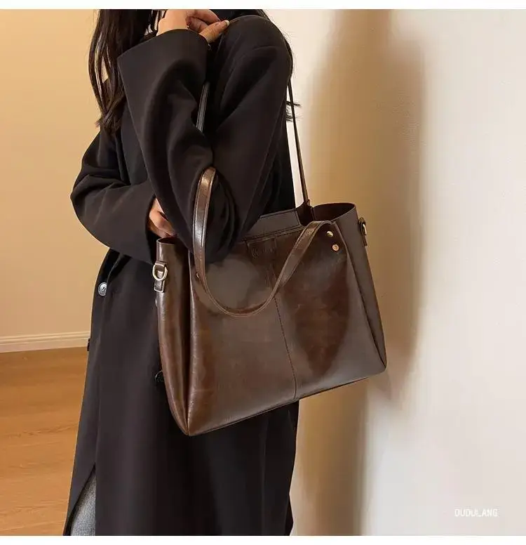 Black Leather Shoulder Bag for Women Winter 2026 — feature 13