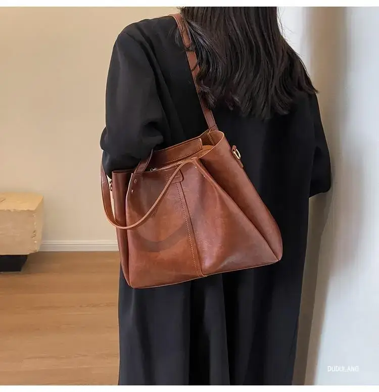Black Leather Shoulder Bag for Women Winter 2026 — feature 14