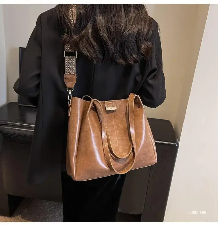 Black Leather Shoulder Bag for Women Winter 2026 — feature 15